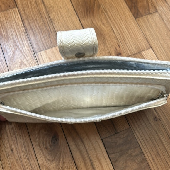 Sondra Robert’s Cluth - Picture 5 of 6